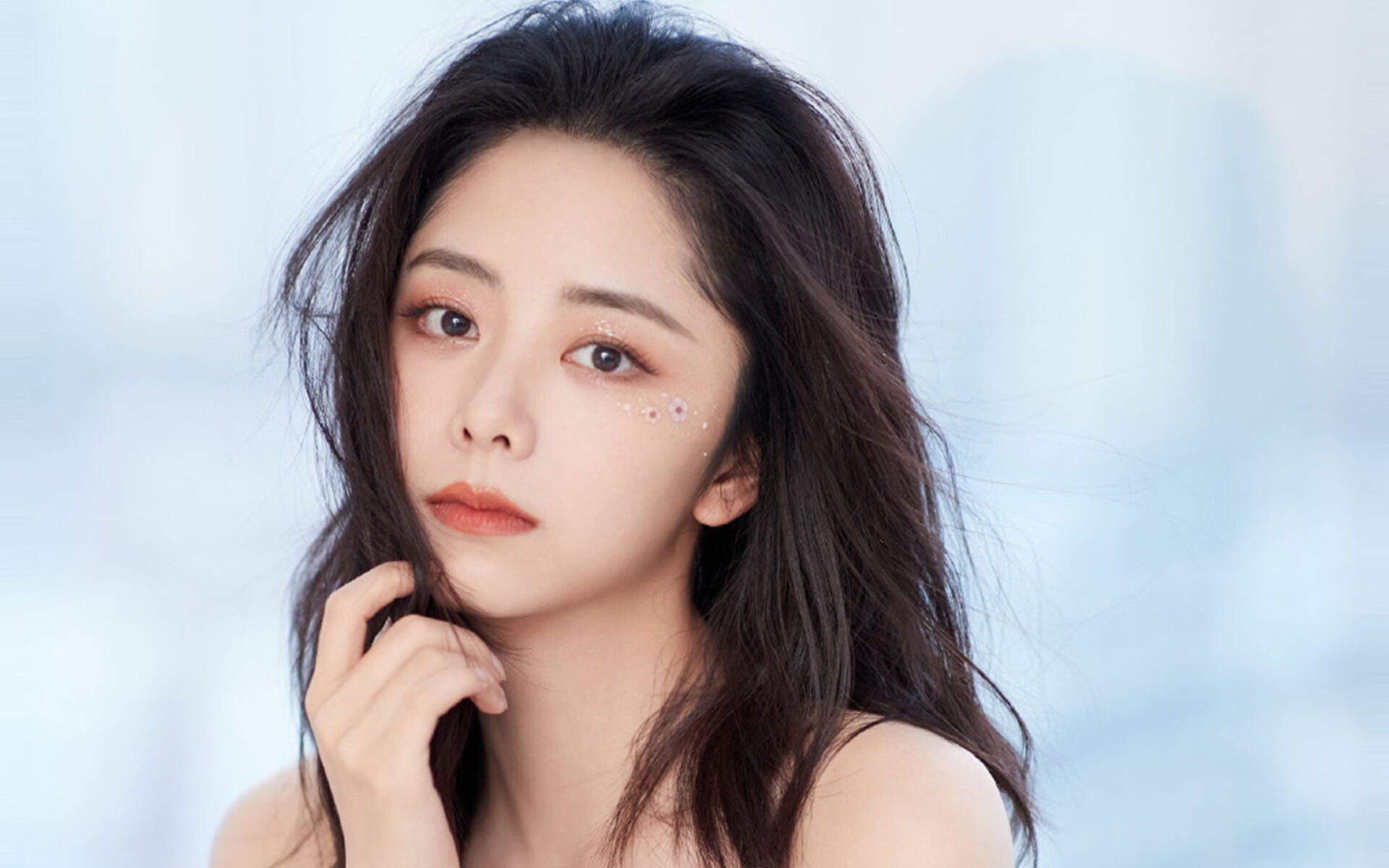 林丹走进乡村小学推广羽毛球运动，羽毛球国家队林丹