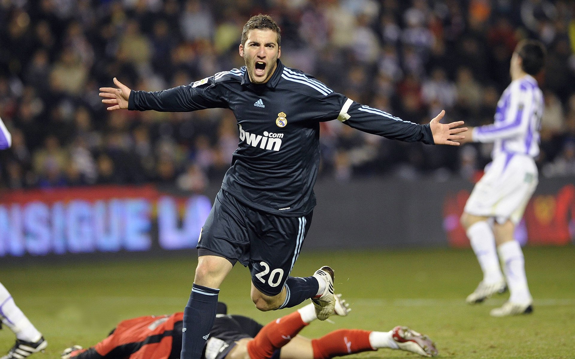 开云体育网页版-场上斗智：教练临场应变与战术调整解析，教练临场指挥些什么